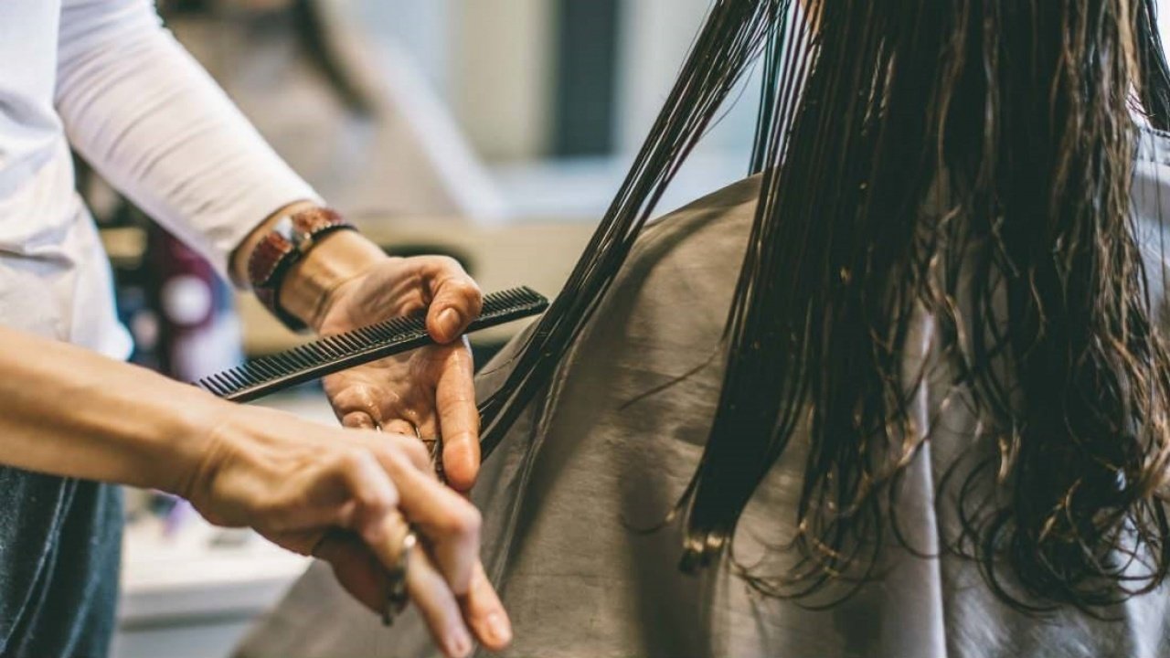 Mujer cortando el cabello rizado