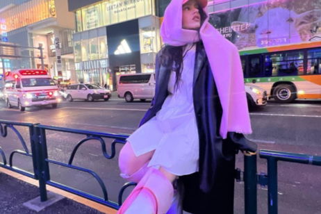 La reina de la extravagancia: la Rosalía vuelve a ser el centro de atención con estas botas blancas La reina de la extravagancia: la Rosalía vuelve a ser el centro de atención con estas botas blancas