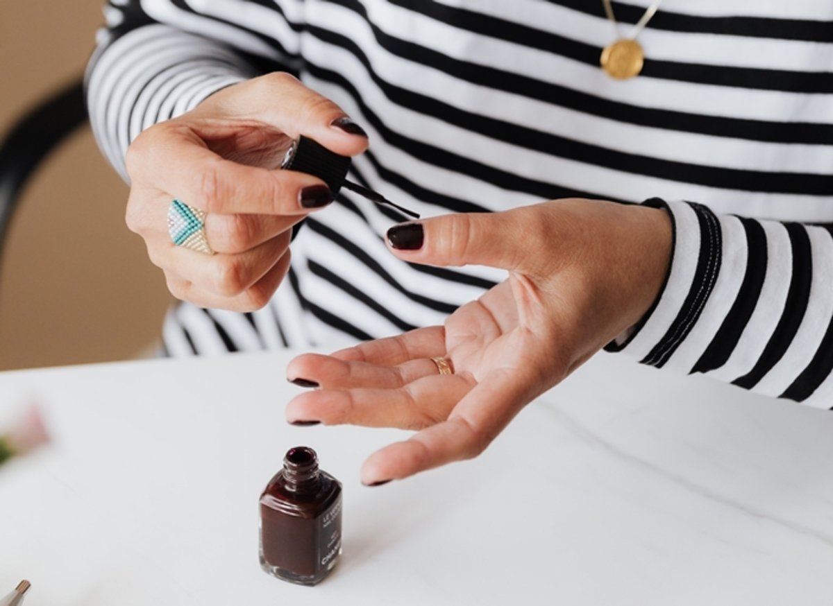 Mujer pintando sus uñas