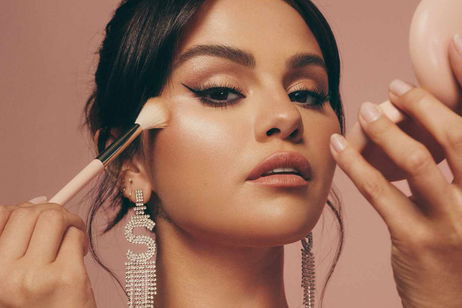 Selena Gómez destaca sus pómulos con un White blush, así es el colorete que sigue triunfando en redes Selena Gómez destaca sus pómulos con un White blush, así es el colorete que sigue triunfando en redes