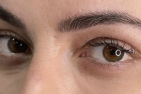 Luce unas cejas definidas y naturales con el nuevo método de pigmentación Shine Brows Luce unas cejas definidas y naturales con el nuevo método de pigmentación Shine Brows
