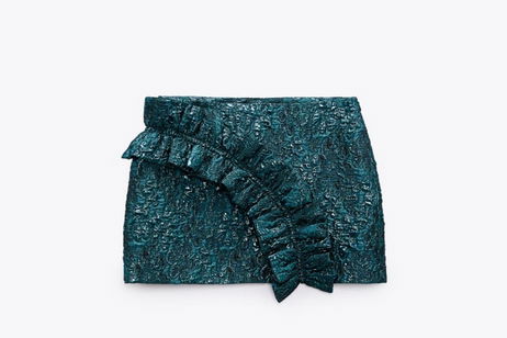 Esta falda de Zara lo tiene todo: alarga las piernas, efecto vientre plano y un precio mínimo