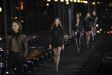 Looks minimalistas monocolor: el estilo que domina la semana de la Alta Costura en París Looks minimalistas monocolor: el estilo que domina la semana de la Alta Costura en París