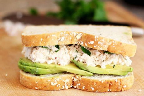 Sándwich de atún y aguacate: la receta más sencilla Sándwich de atún y aguacate: la receta más sencilla