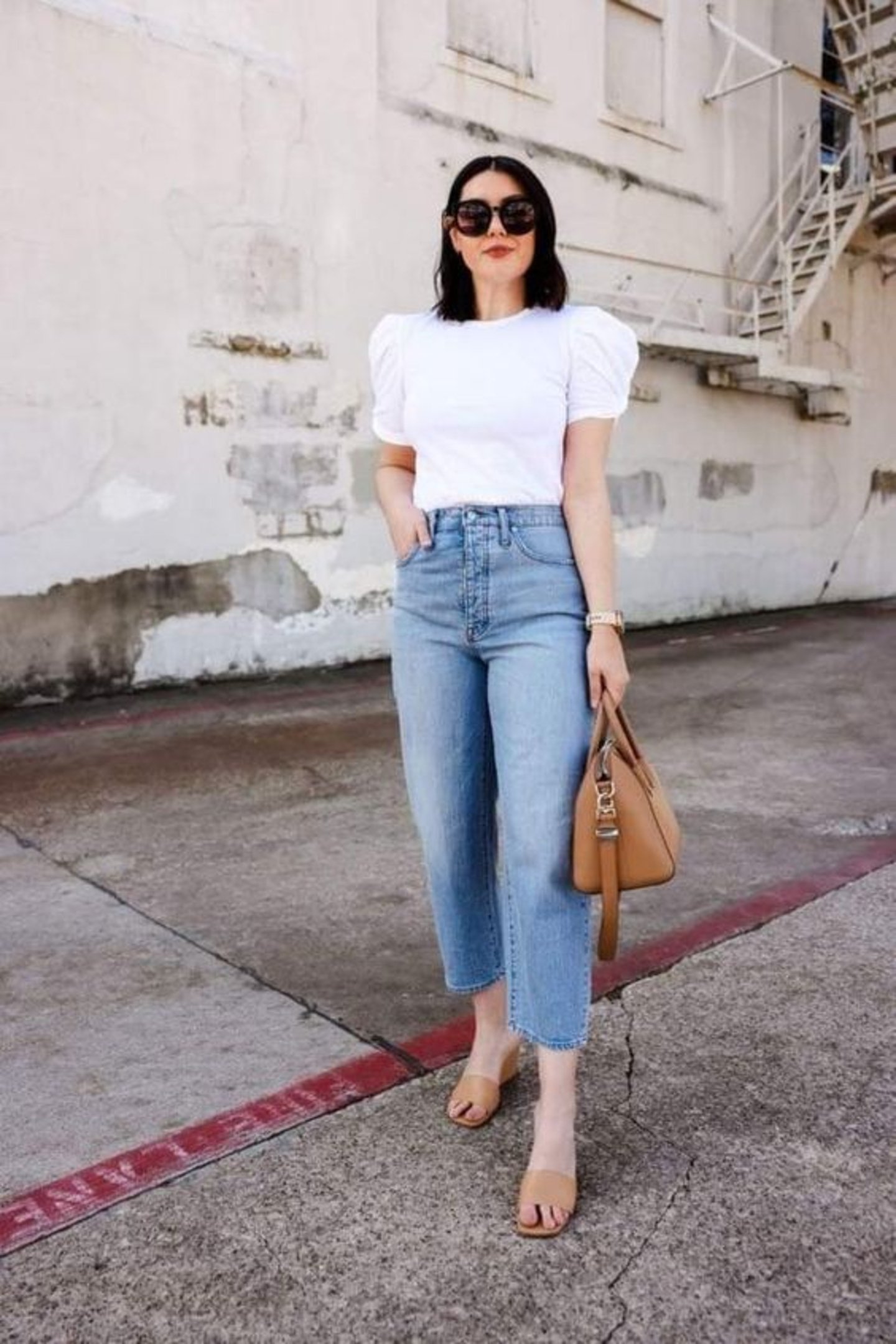 mujer con cropped jeans