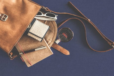 13 cosas infalibles y esenciales en el bolso de cualquier mujer 13 cosas infalibles y esenciales en el bolso de cualquier mujer