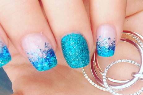 Las mejores 9 ideas de manicuras con purpurina para brillar en tus eventos Las mejores 9 ideas de manicuras con purpurina para brillar en tus eventos