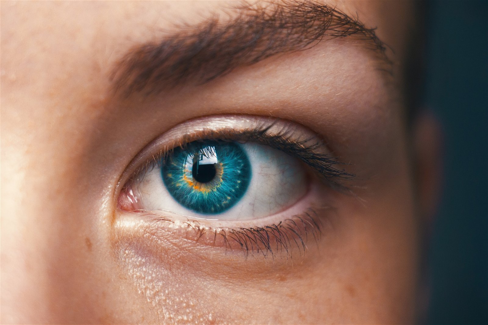 mujer con ojos azules