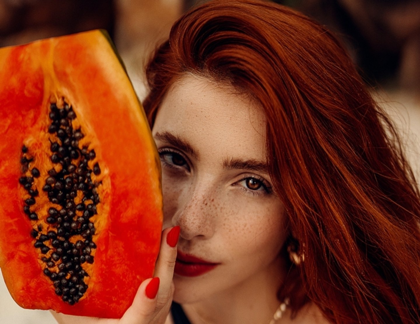 Mujer con papaya en mano