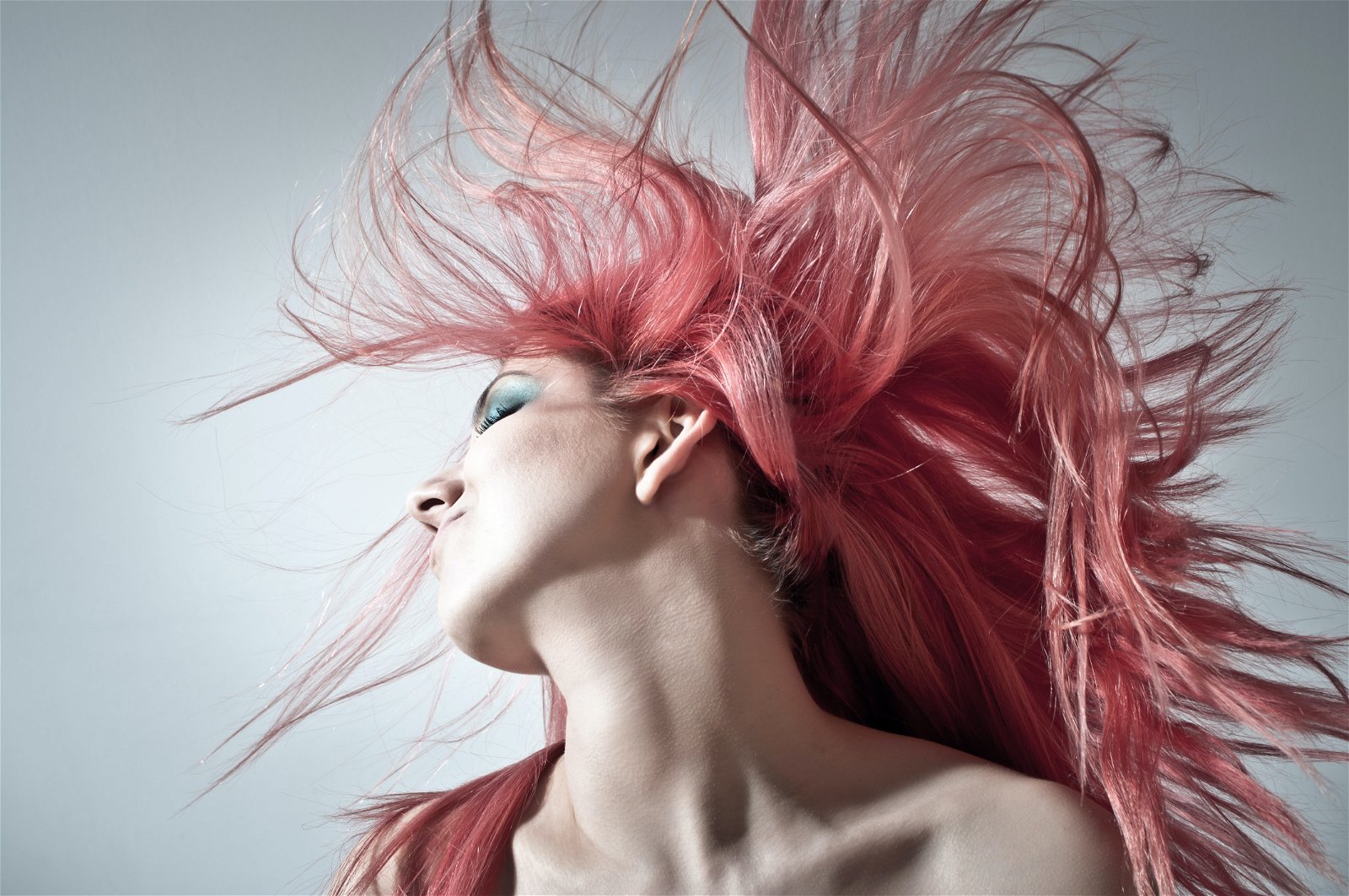 mujer con pelo rosa