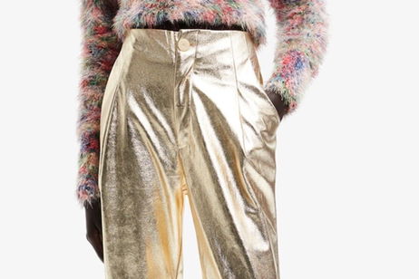 Pantalones metalizados efecto piel: un básico para tu colección que nunca pasa de moda Pantalones metalizados efecto piel: un básico para tu colección que nunca pasa de moda