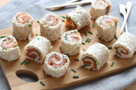 Rollos de salmón ahumado con pan de molde: receta paso a paso Rollos de salmón ahumado con pan de molde: receta paso a paso