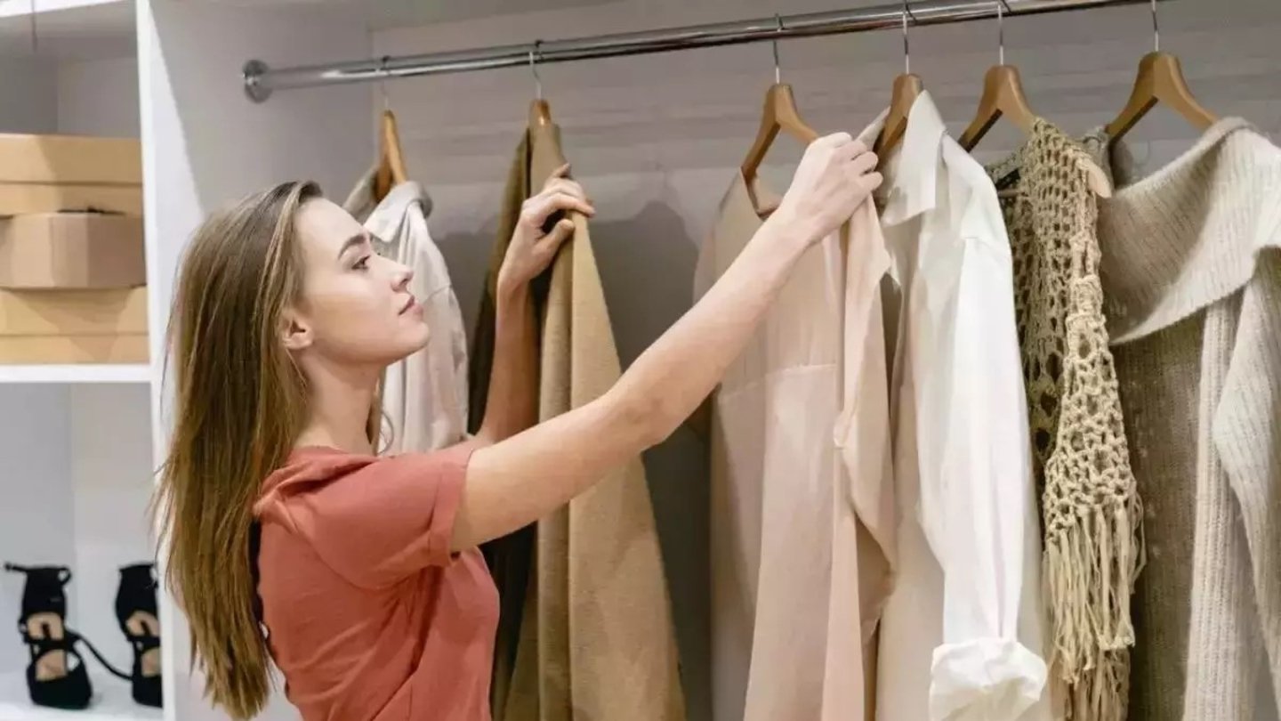mujer escogiendo prendas de su guardarropa