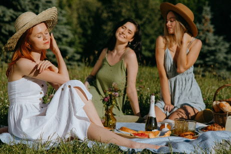 Los 9 estilos de vestidos que más favorecen a las mujeres de piernas delgadas Los 9 estilos de vestidos que más favorecen a las mujeres de piernas delgadas