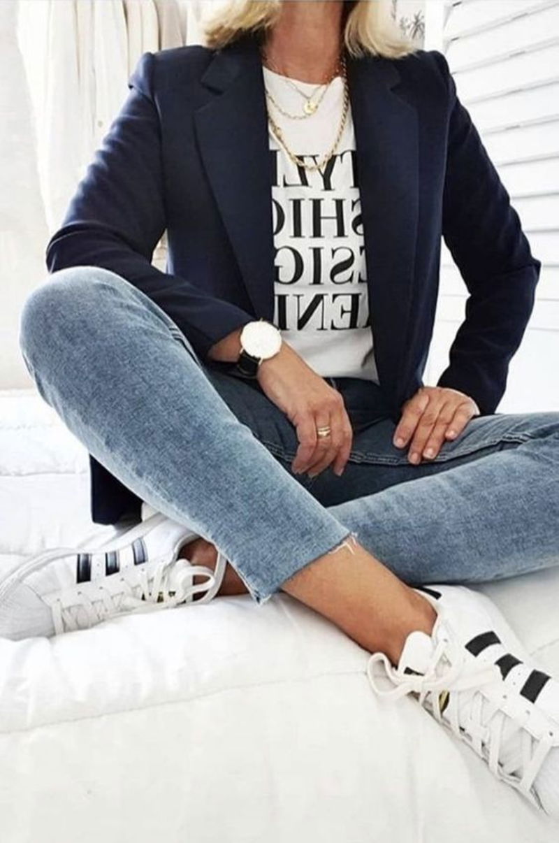 7 trucos para combinar un look elegante con deportivas