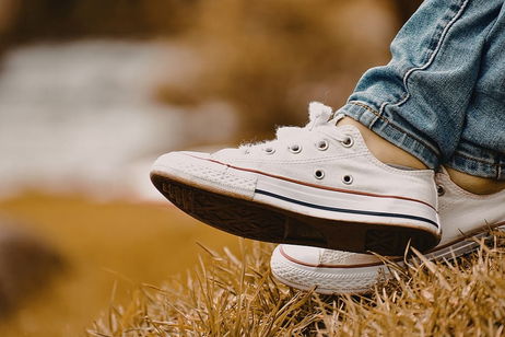 7 trucos para combinar un look elegante con deportivas 7 trucos para combinar un look elegante con deportivas