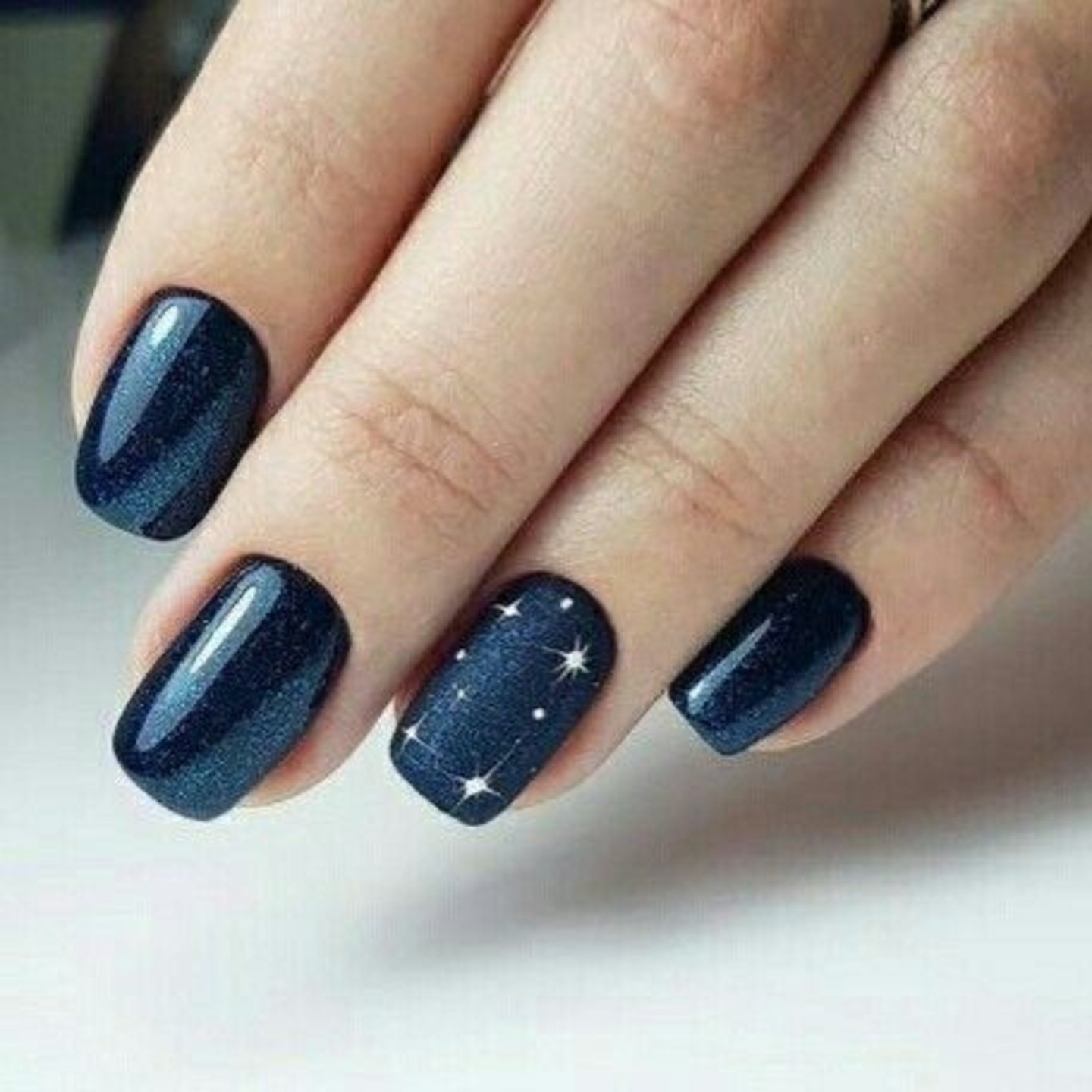 manicura azul oscuro plata