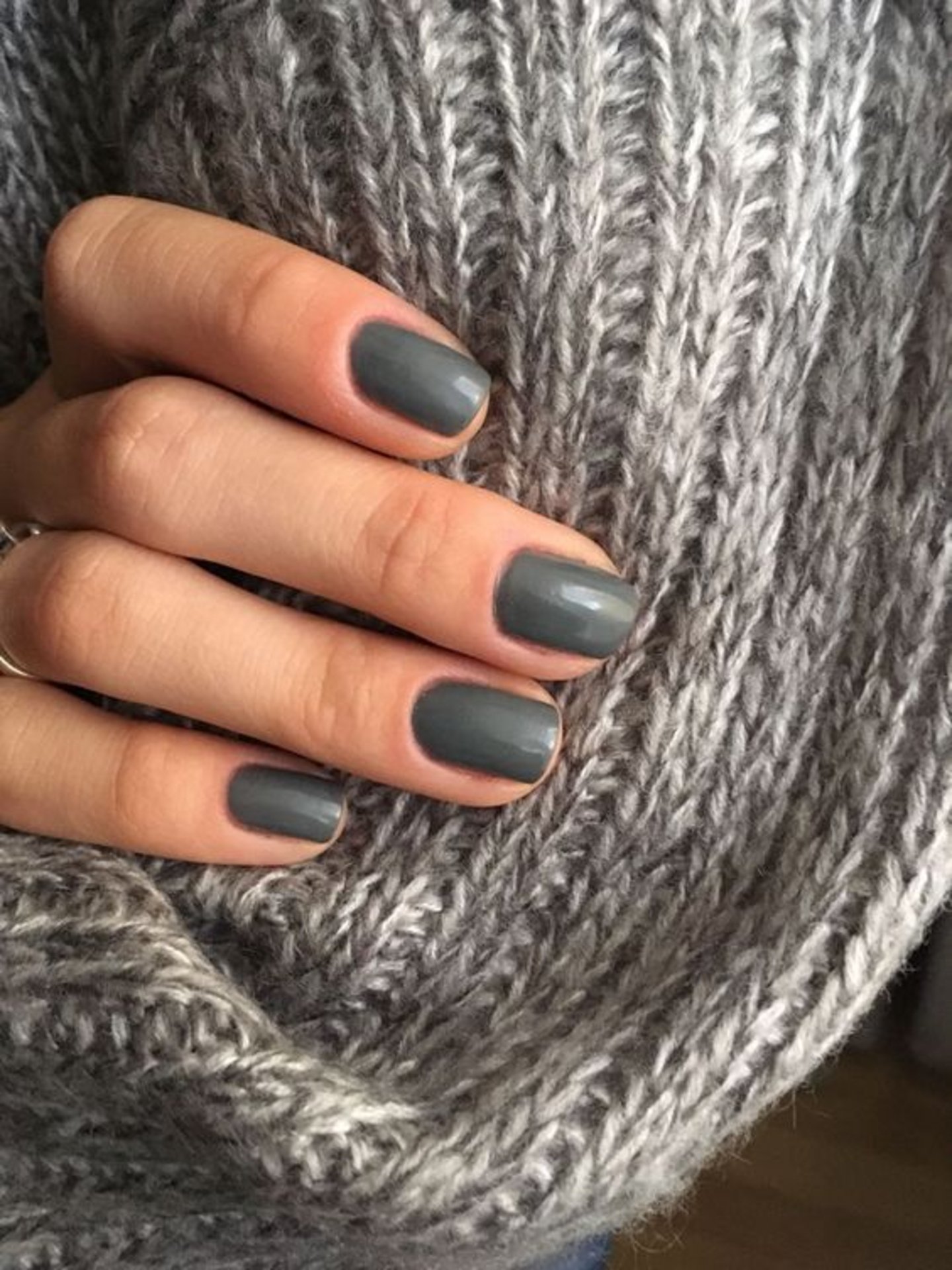 manicura color gris