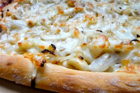 Exquisita receta de pizza de cebolla con queso