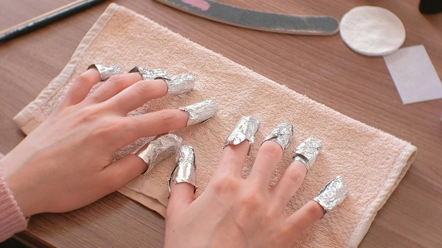 Retirar manicura semipermanente con papel aluminio