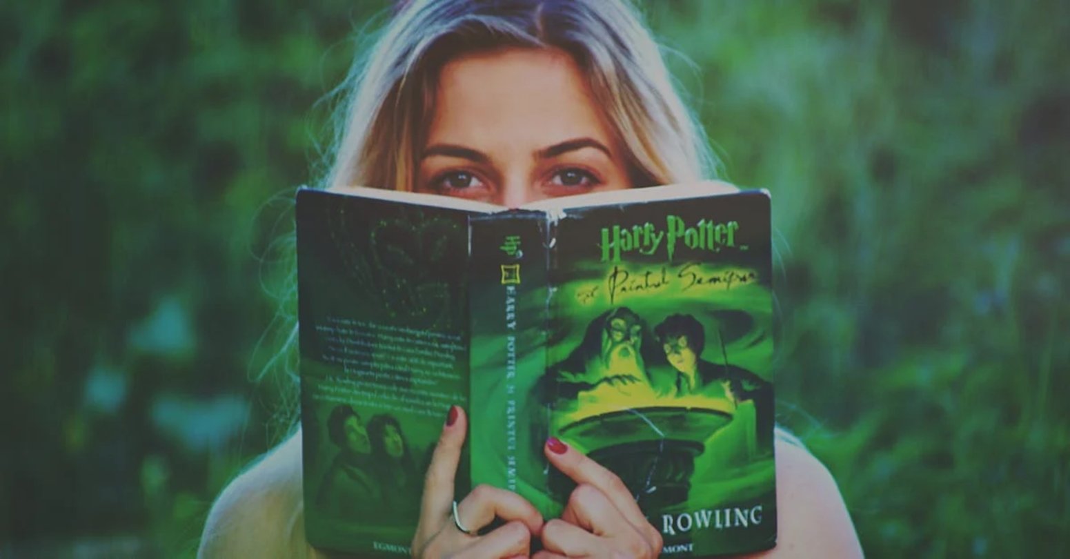 mujer leyendo harry potter