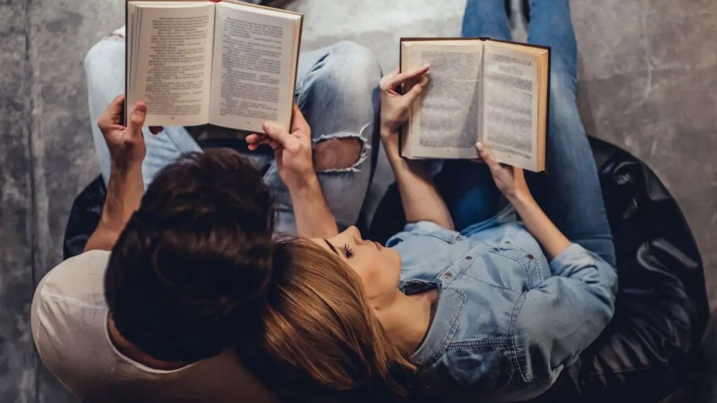 pareja leyendo libros