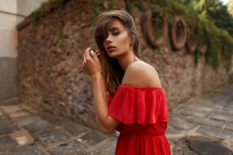 Los 5 estilos de vestido que sientan mejor a las bajitas Los 5 estilos de vestido que sientan mejor a las bajitas
