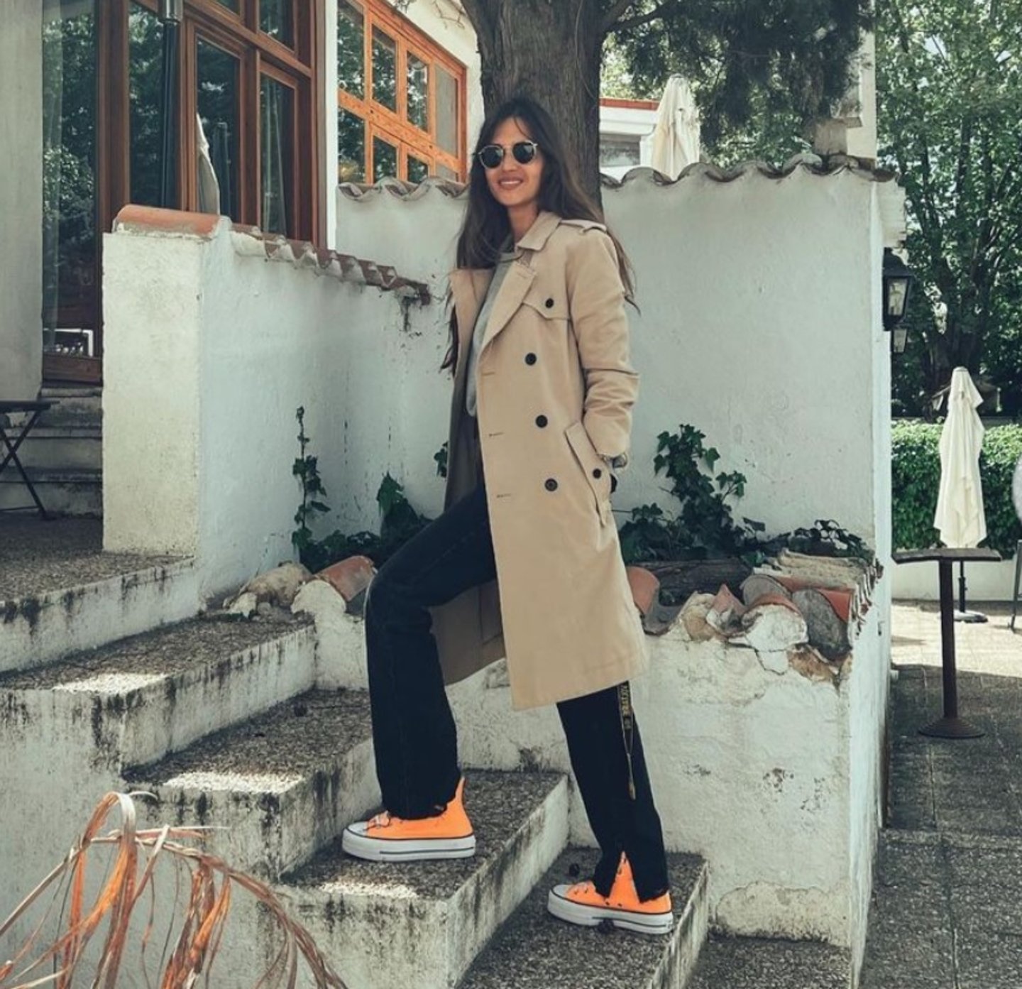 zapatillas en color naranja de Sara Carbonero