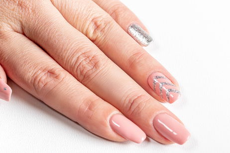 Qué es el dipping de uñas: cómo se hace y mejores ideas para hacerlo Qué es el dipping de uñas: cómo se hace y mejores ideas para hacerlo