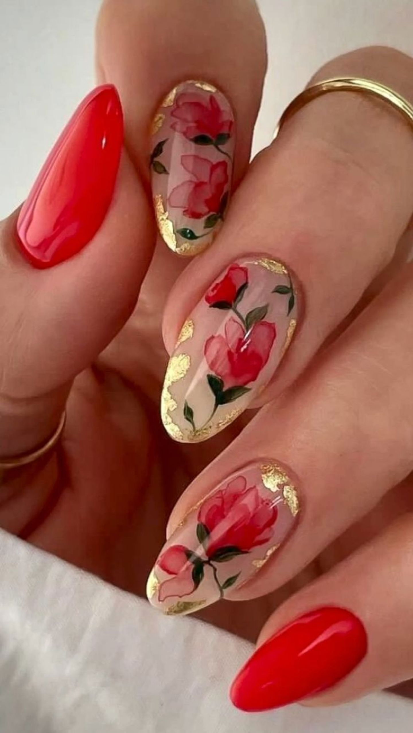 manicura flor detalles dorados