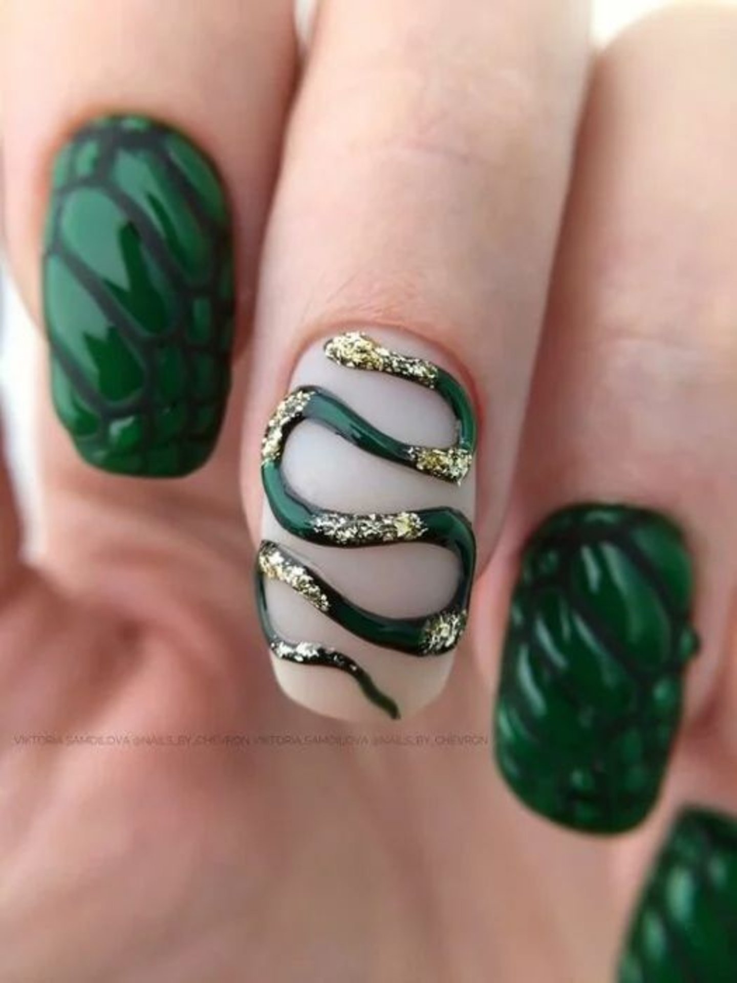 manicura serpiente en verde