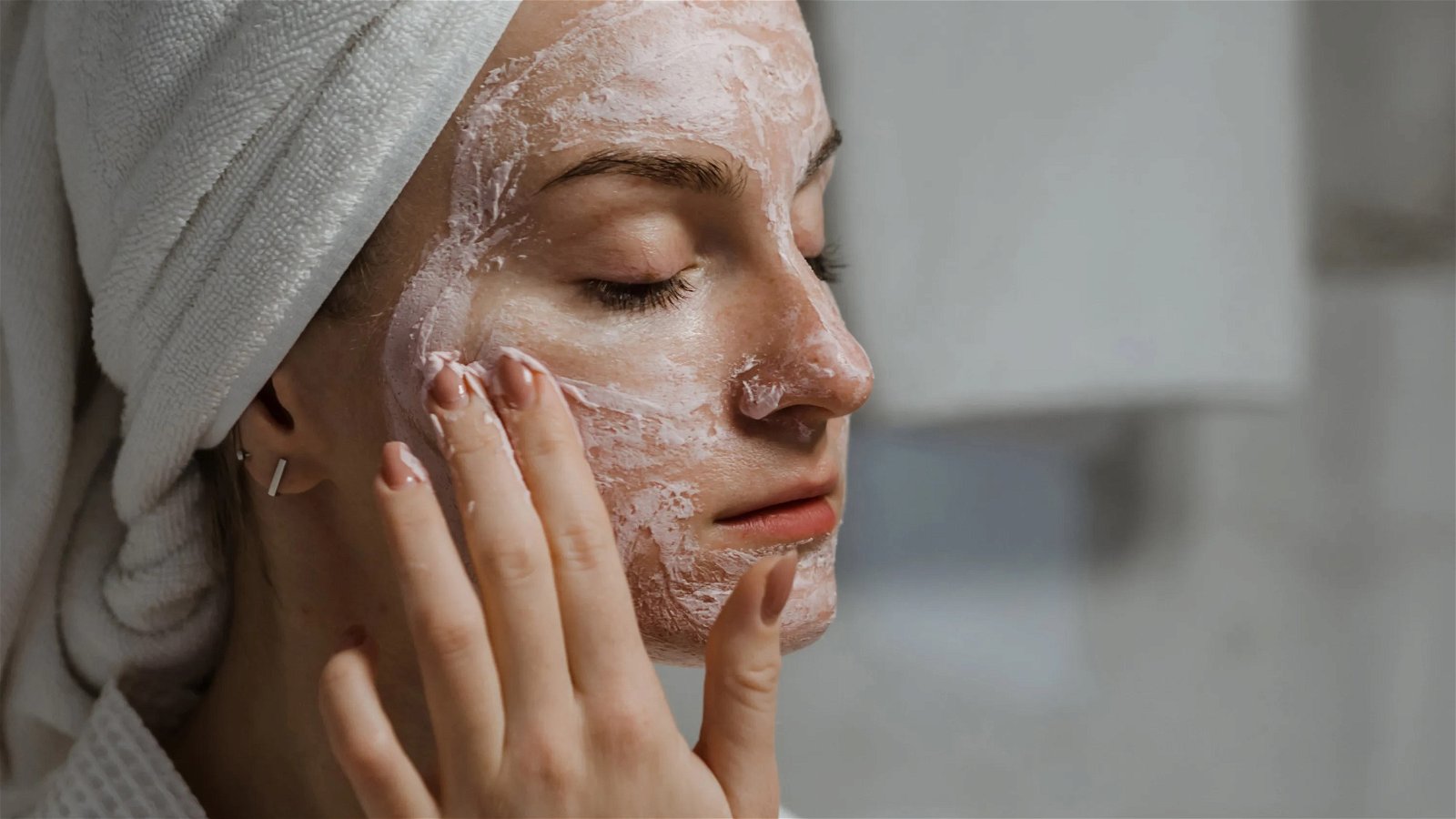Mujer aplicando exfoliante en su rostro