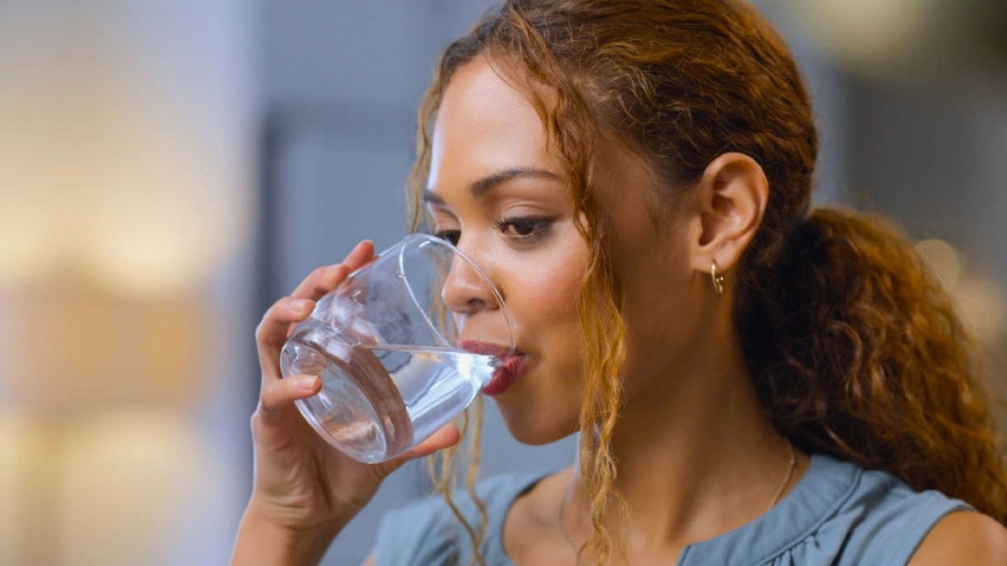 Mujer bebiendo agua