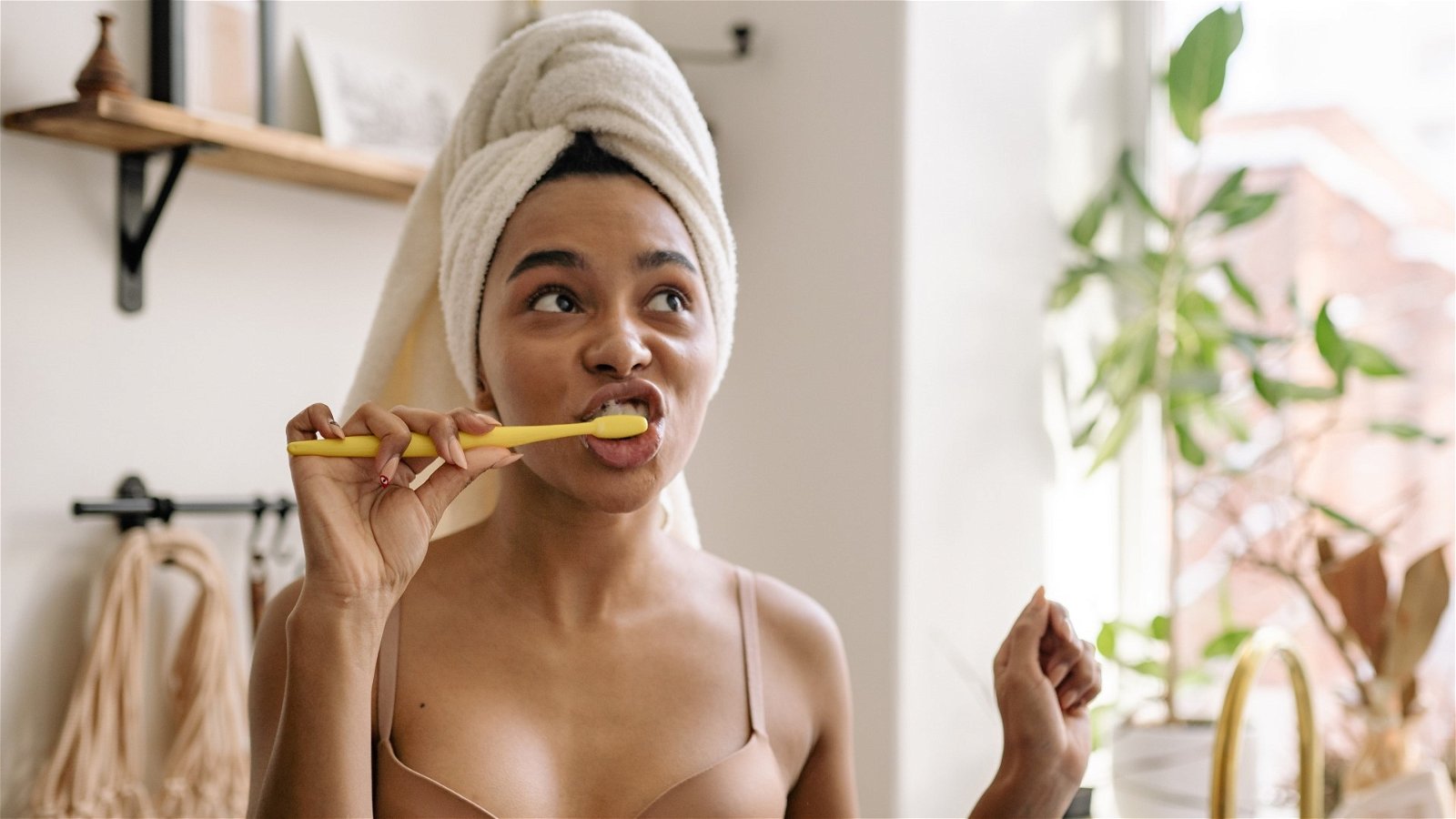 Mujer cepillando sus dientes
