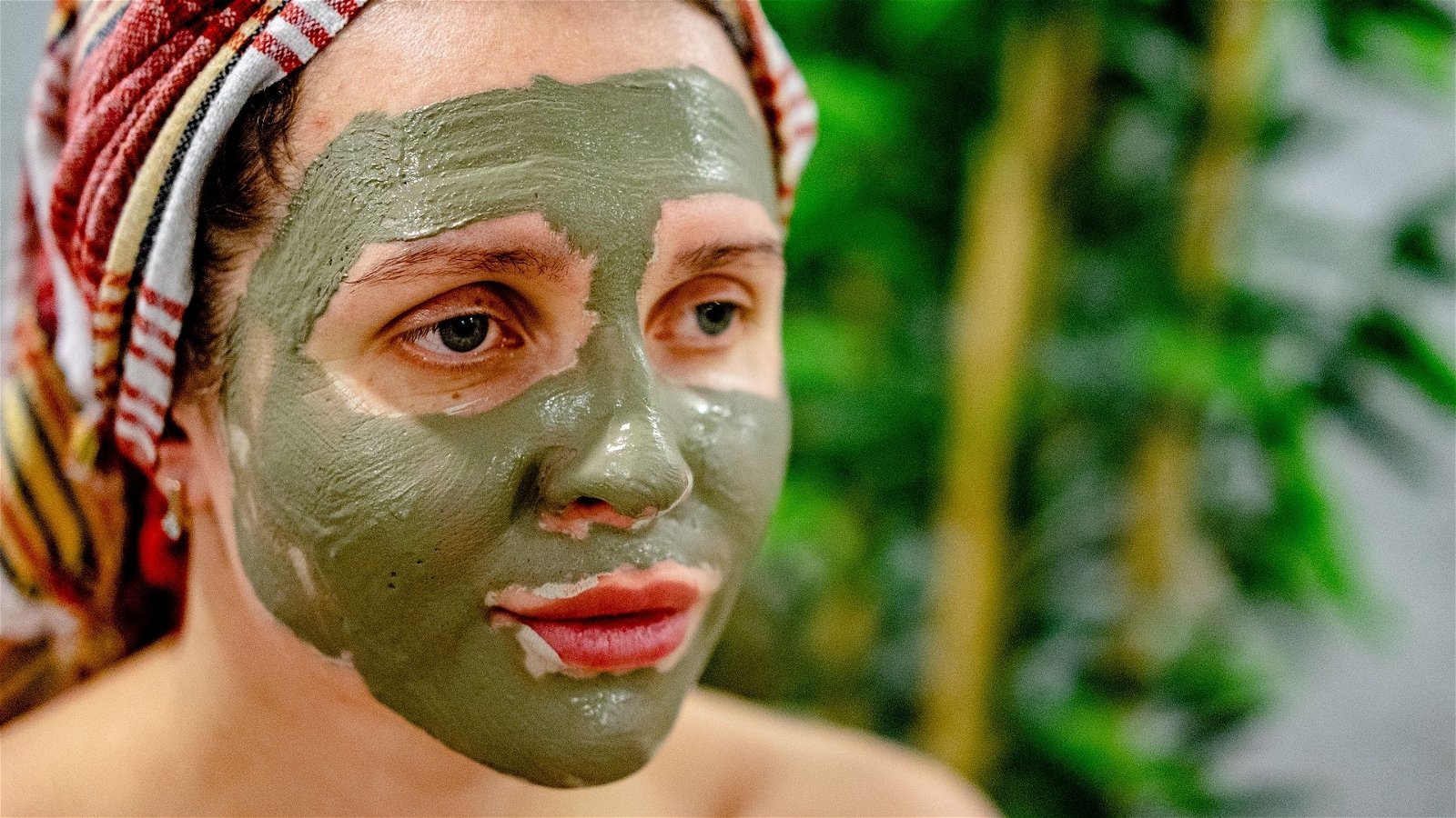 Mujer con mascarilla de té verde