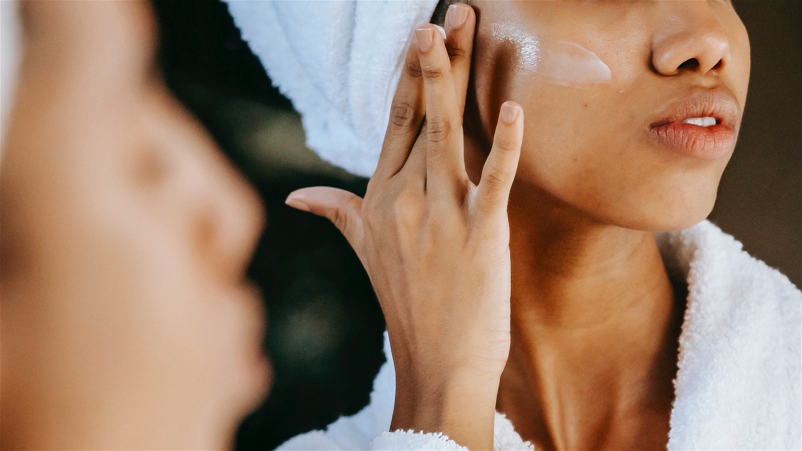 Mujer usando crema en la cara
