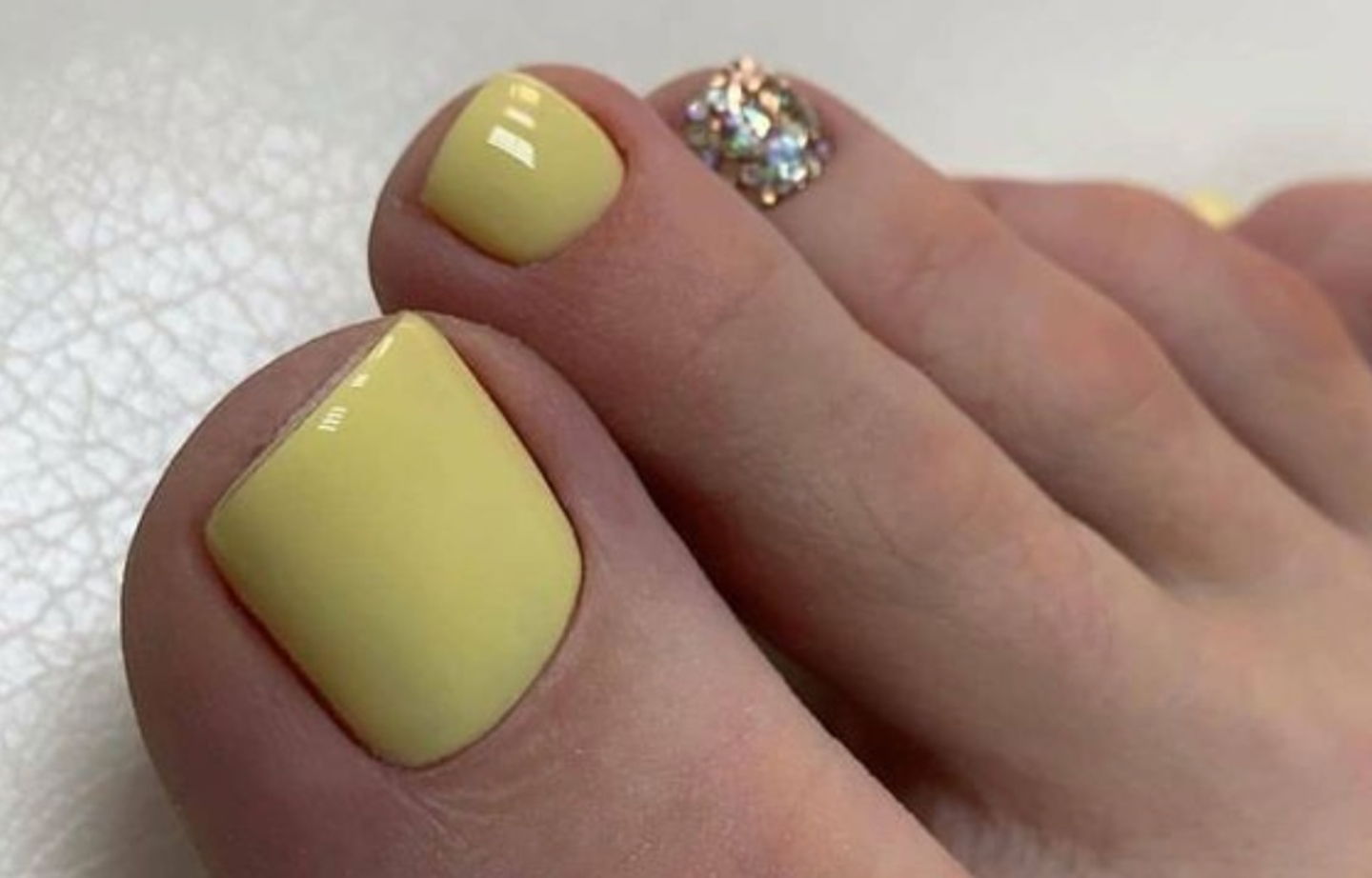 pedicura en amarillo