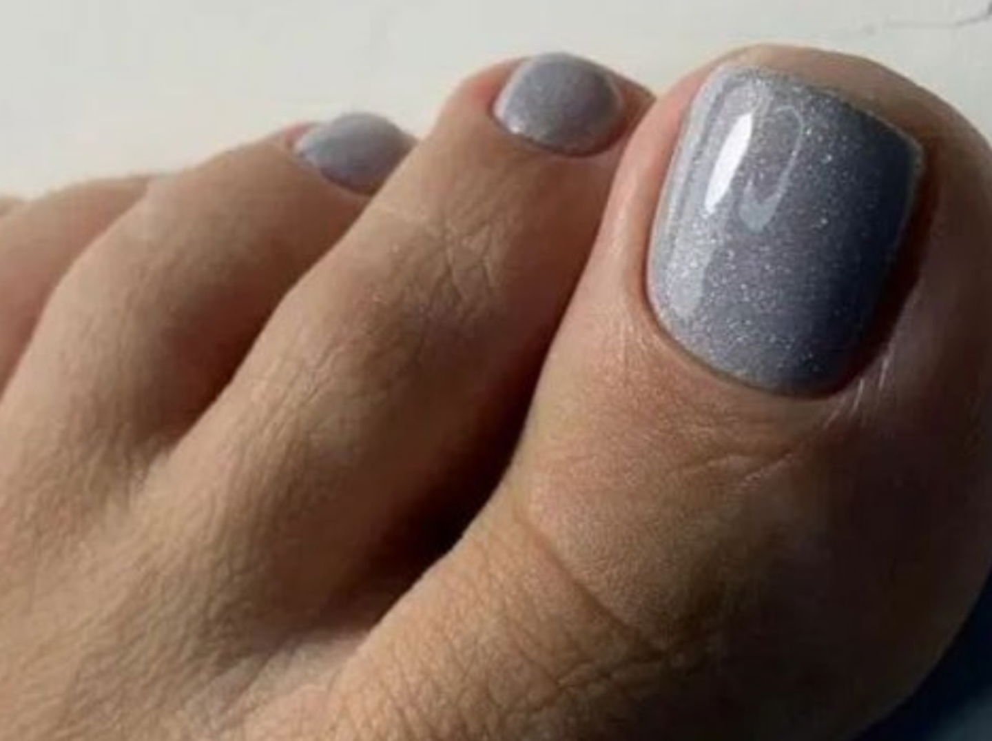 pedicura en color gris