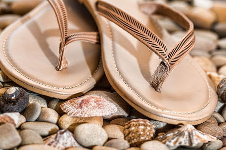 9 ejemplos de chanclas de dedo para un look elegante 9 ejemplos de chanclas de dedo para un look elegante