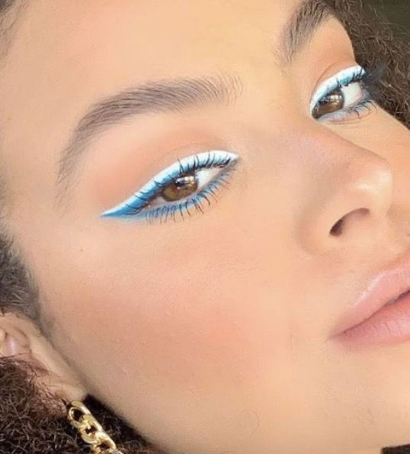 eyeliner blanco y azul