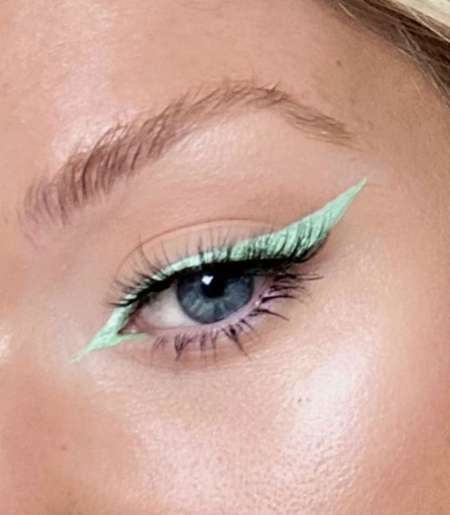 eyeliner cat eye verde pastel