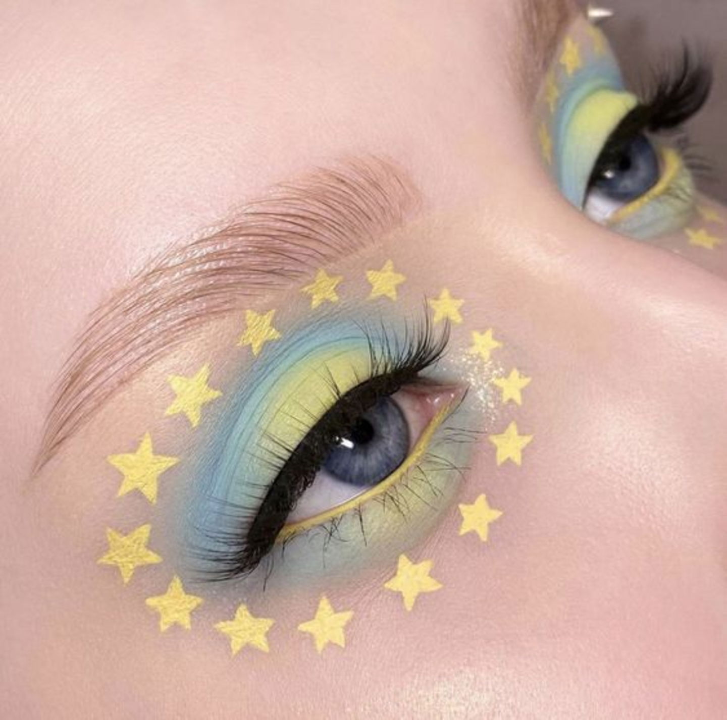eyeliner estrellas pastel