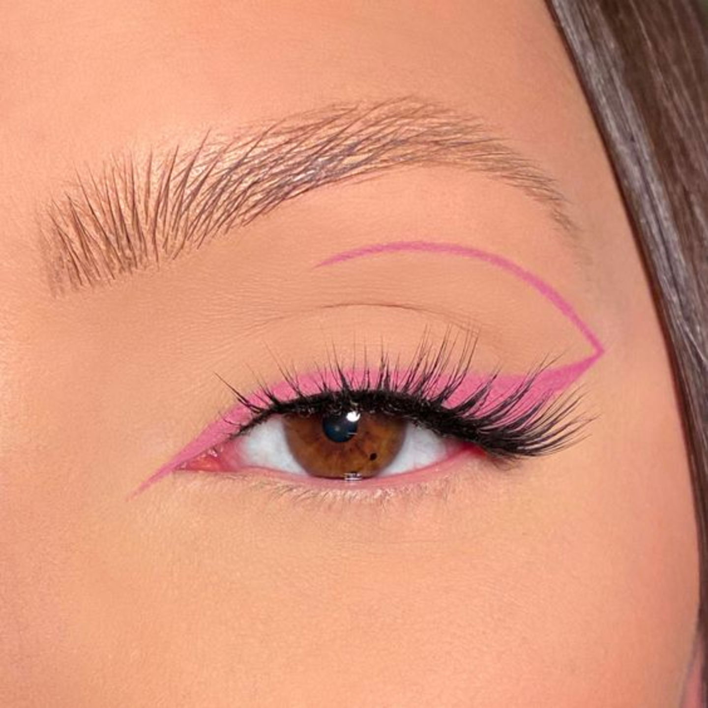 eyeliner geometrico rosa