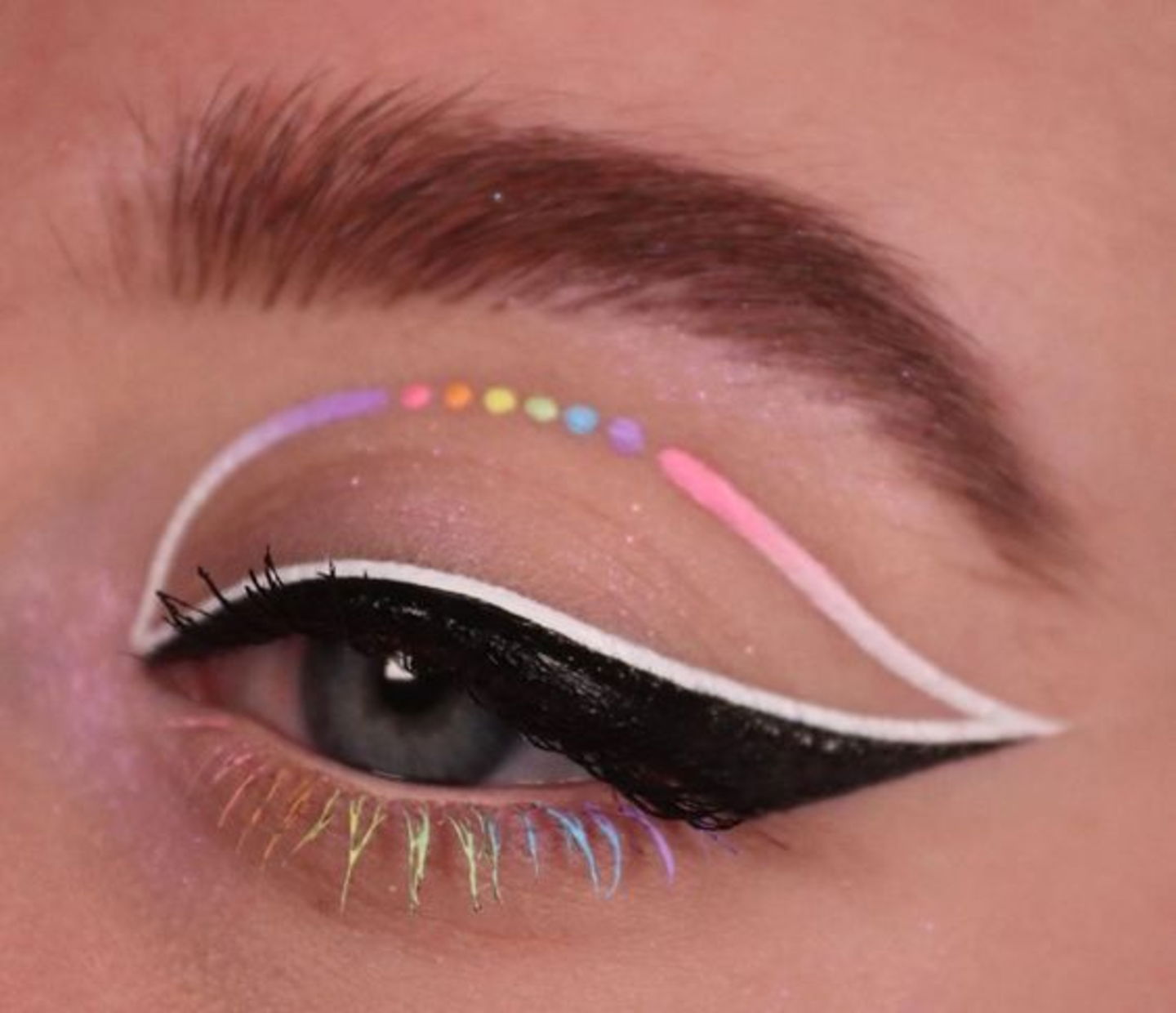 eyeliner puntos pastel