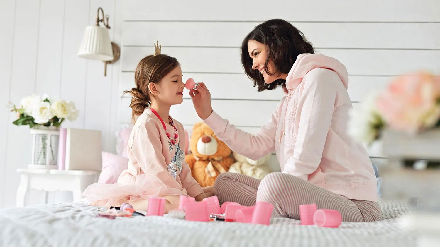 Madre maquillando a su hija