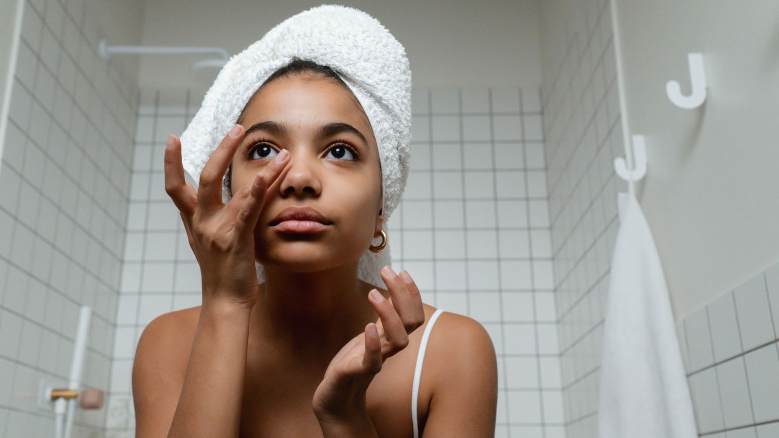 Mujer aplicando crema para contorno de ojos 2