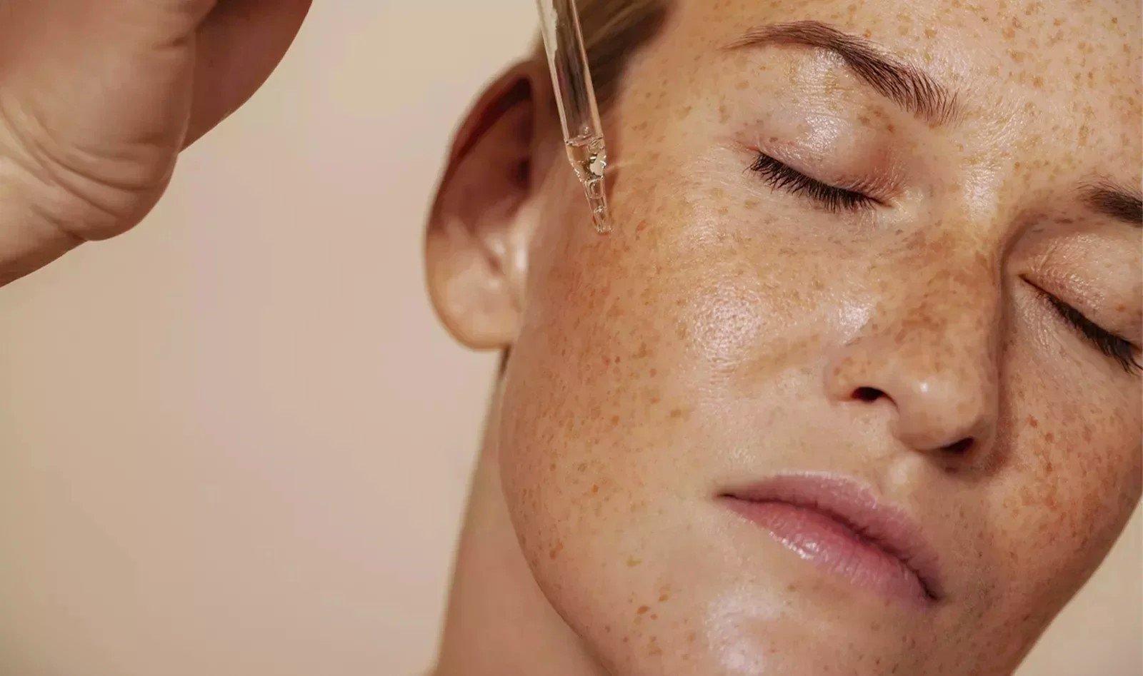Mujer aplicando serum en su cara