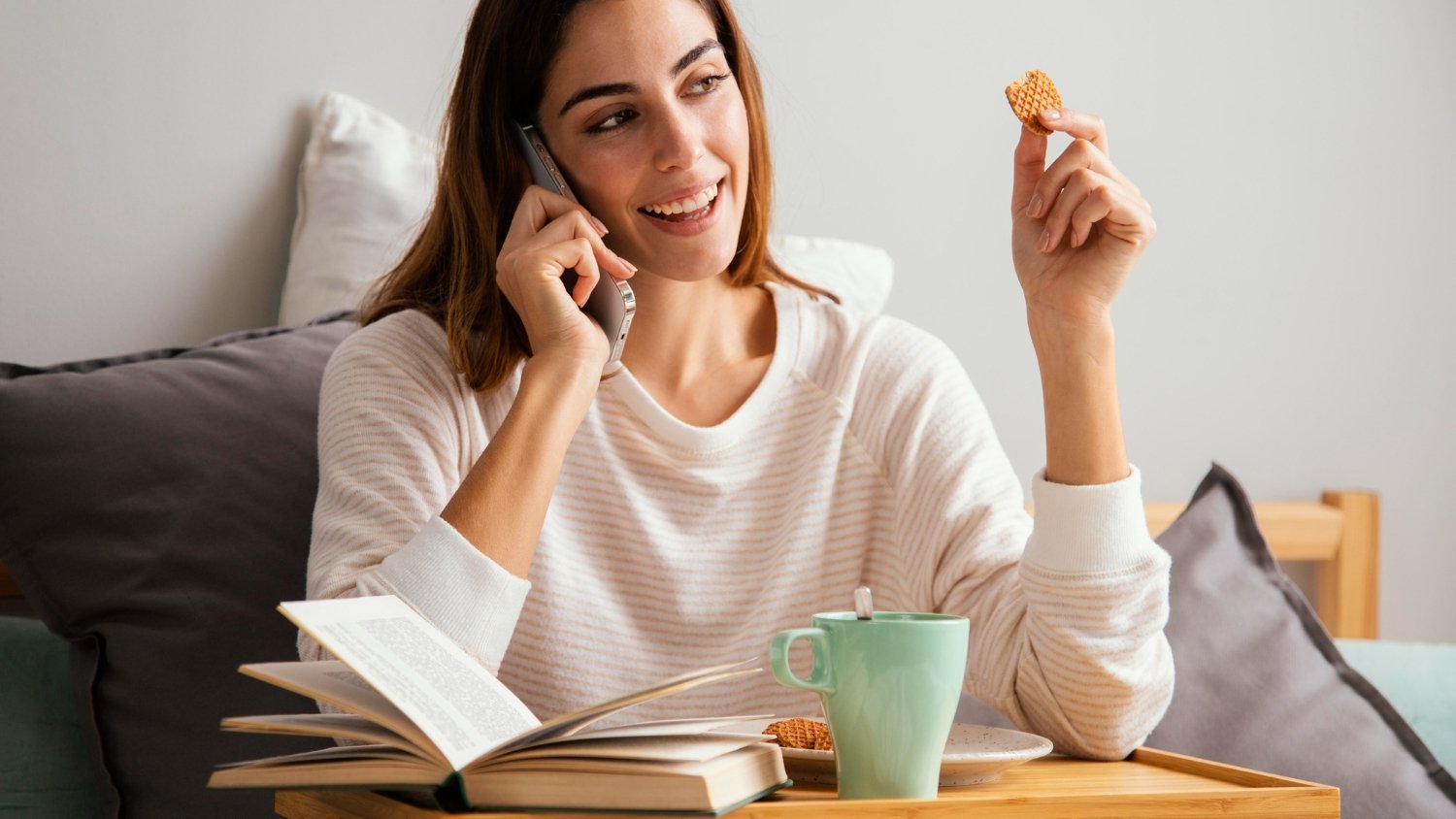 Mujer desayunando mientras habla por teléfono