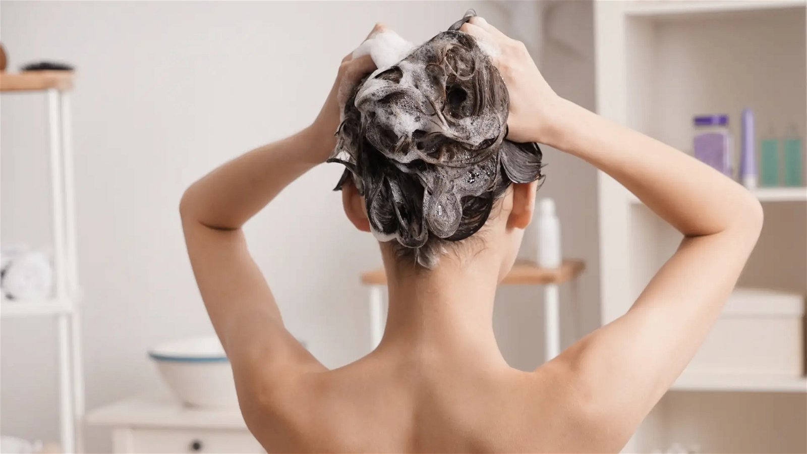 Mujer lavando su cabello