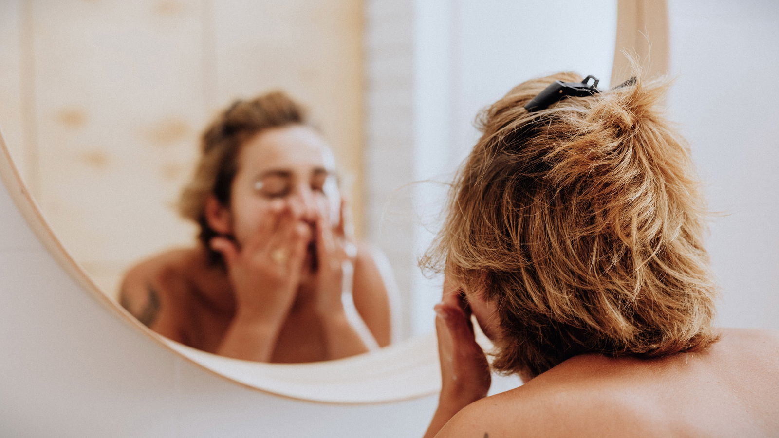 Mujer lavando su rostro